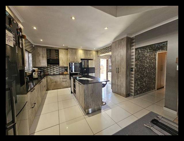 3 BEDROOM HOUSE FOR SALE IN BONAERO PARK